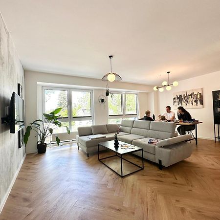 Modern Apartment - Fuer Freunde & Familien, Stadtnah, Parkplatz, E-Ladestation, Gitterbox Fuer Fahrraeder, Fitnessstudio, Digitale Gaestemappe Mit Restaurant- Und Unternehmenstipps โคเบลนซ์ ภายนอก รูปภาพ