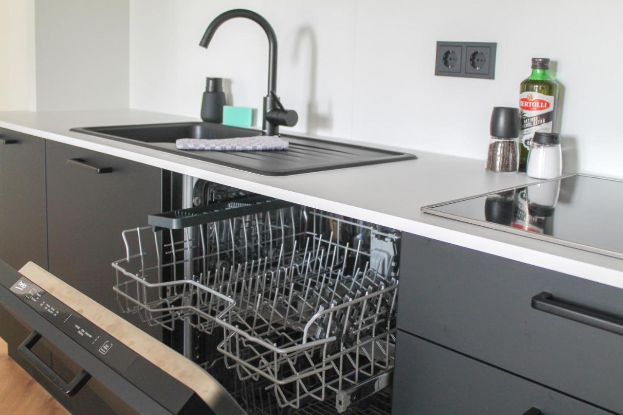 Modern Apartment - Fuer Freunde & Familien, Stadtnah, Parkplatz, E-Ladestation, Gitterbox Fuer Fahrraeder, Fitnessstudio, Digitale Gaestemappe Mit Restaurant- Und Unternehmenstipps โคเบลนซ์ ภายนอก รูปภาพ